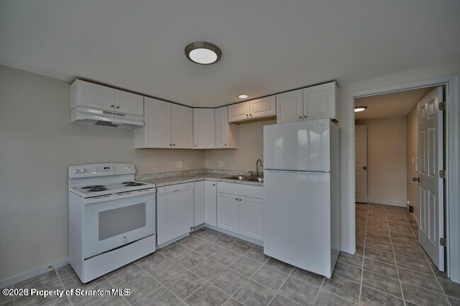 Building Photo - 200 Center St