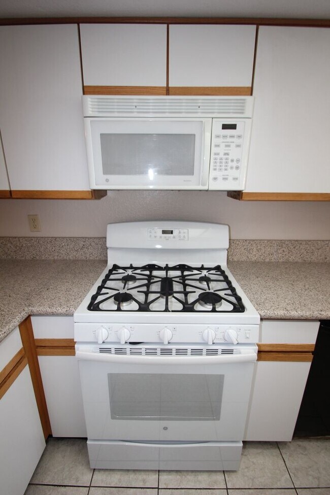 Building Photo - Lovely 2 Bed 2 Bath Downstairs Condo in Gr...
