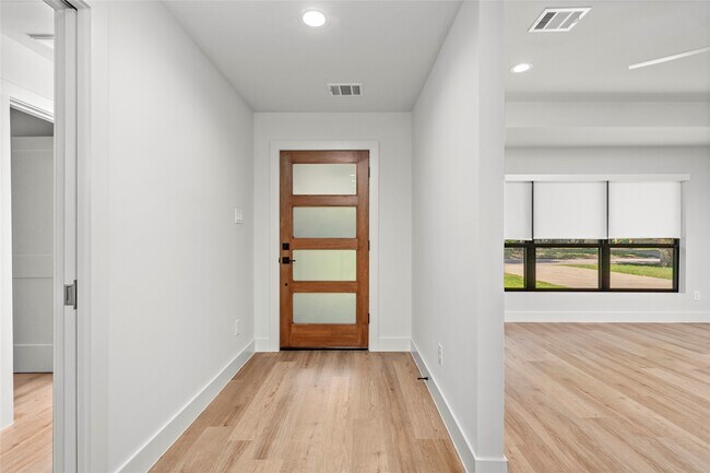 Building Photo - 9606 Pine Lake Dr