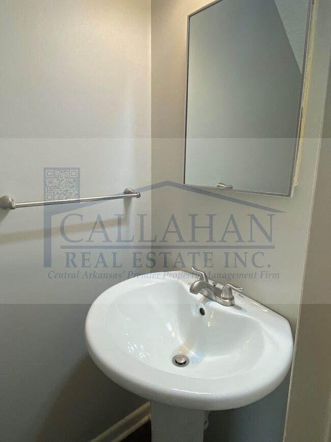 Building Photo - Duplex in NLR-Free Rent