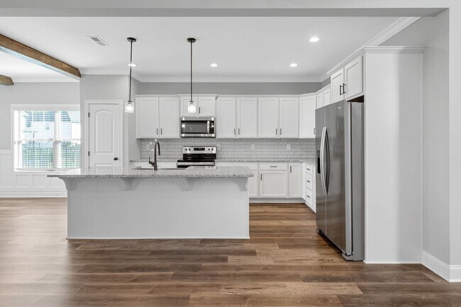 Building Photo - Pet Friendly Four Bedroom with Bonus!