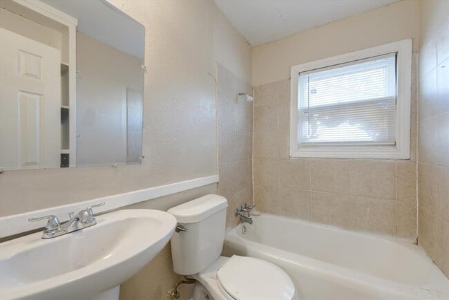 Building Photo - 1400 Wynn Terrace