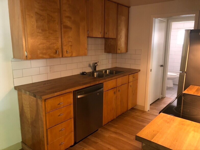 Building Photo - 713 Collyer St