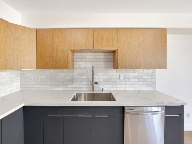 Building Photo - Massive 4 & 5 Bed Luxury Townhomes