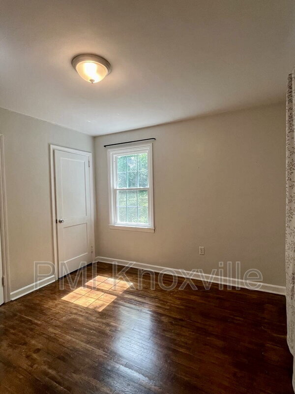 Building Photo - 926 Ledgerwood Ave