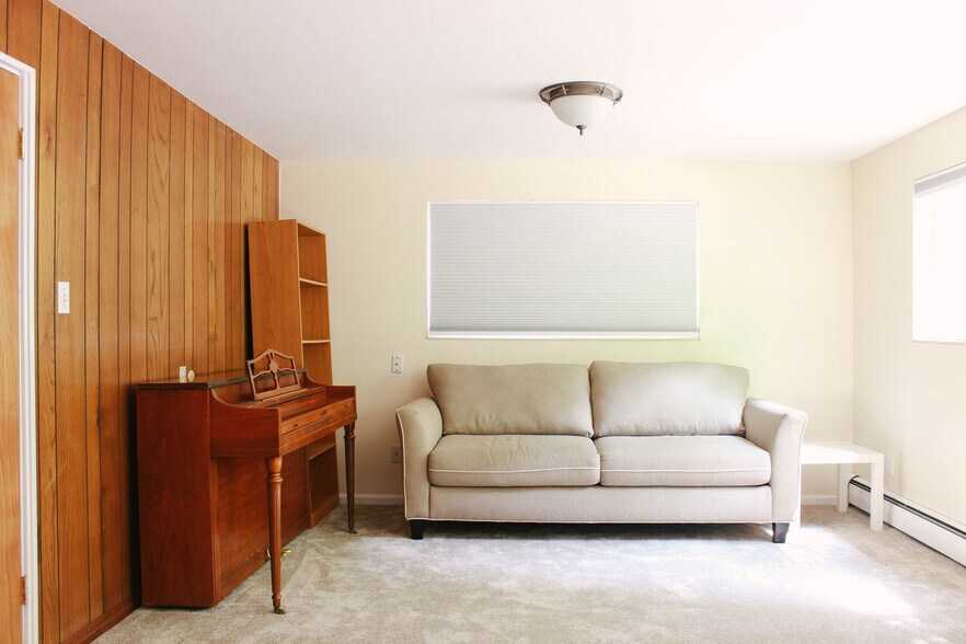 Family Room - 2631 S University Blvd