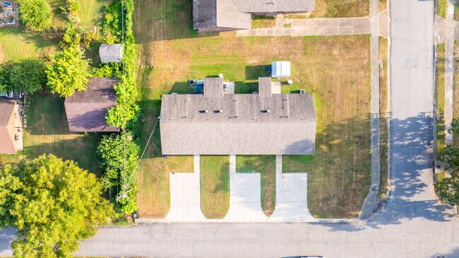 Building Photo - 9000 Woodbine Dr