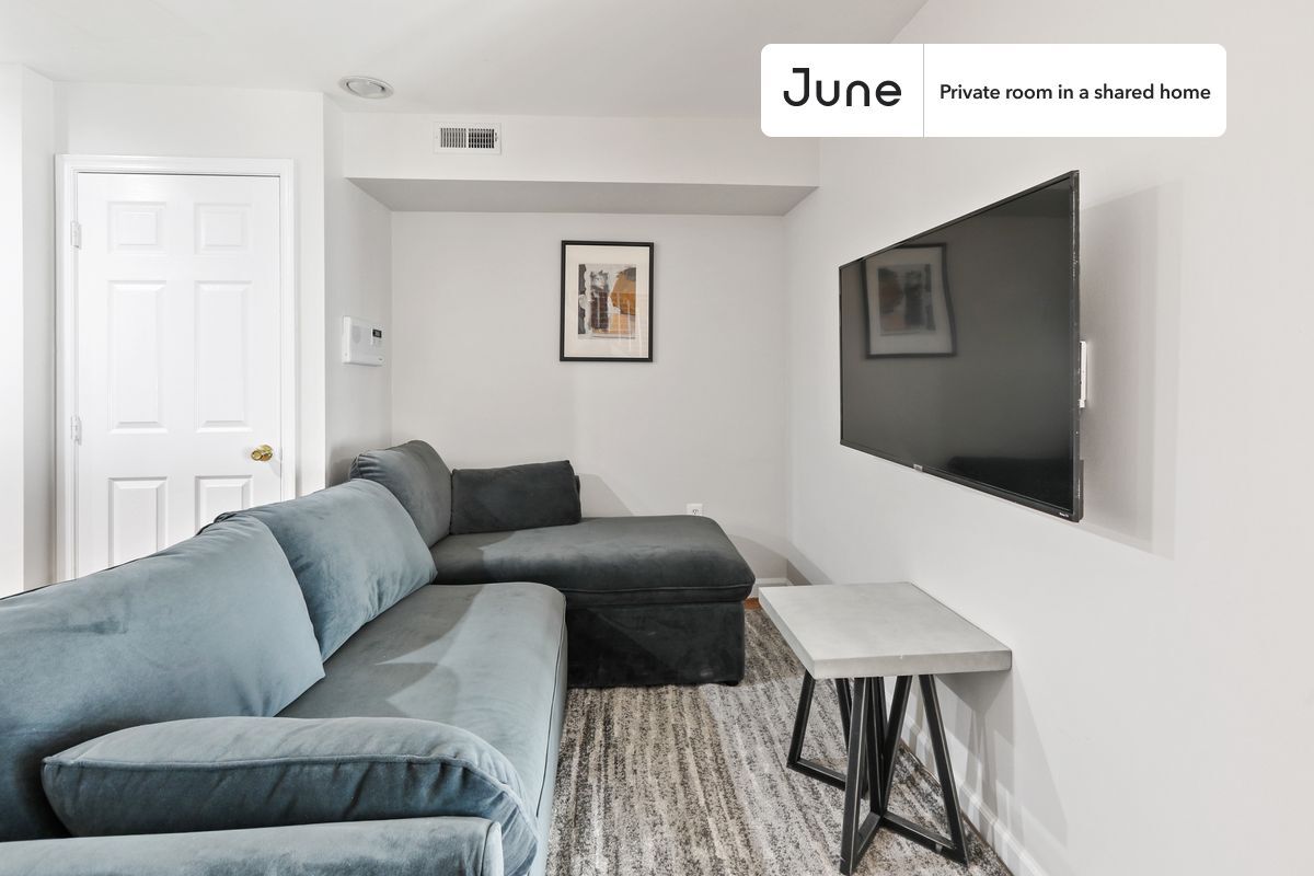 Building Photo - Room in Shared 3 bed/2.5 bath home