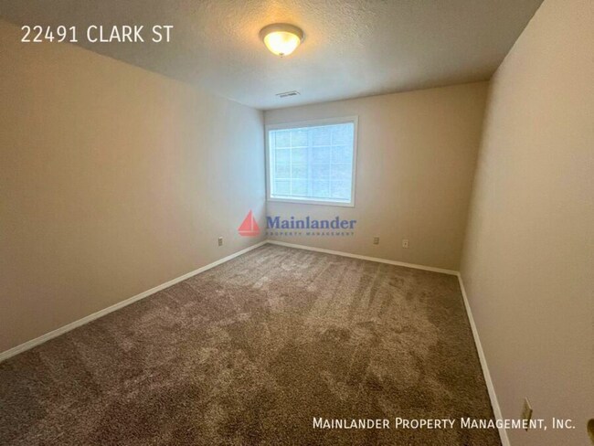 Building Photo - Beautifully Updated West Linn Home Near West Linn High School