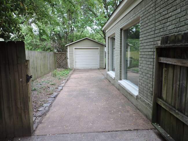 Building Photo - 414 S Reese St