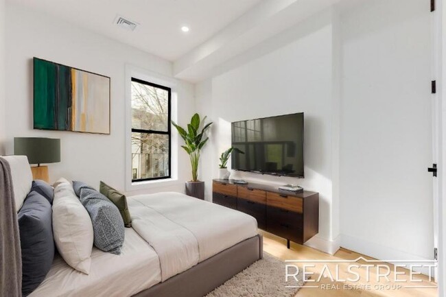 Building Photo - 4 bedroom in BROOKLYN NY 11216