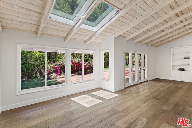 Building Photo - 3933 Mandeville Canyon Rd