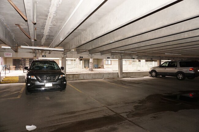 Building Photo - 3 Bedroom Rockrimmon Condo, NO DEPOSIT AND...
