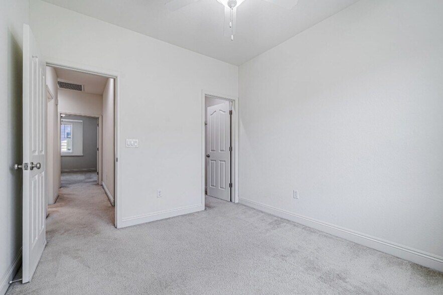 Building Photo - 6704 S Mariposa Ln
