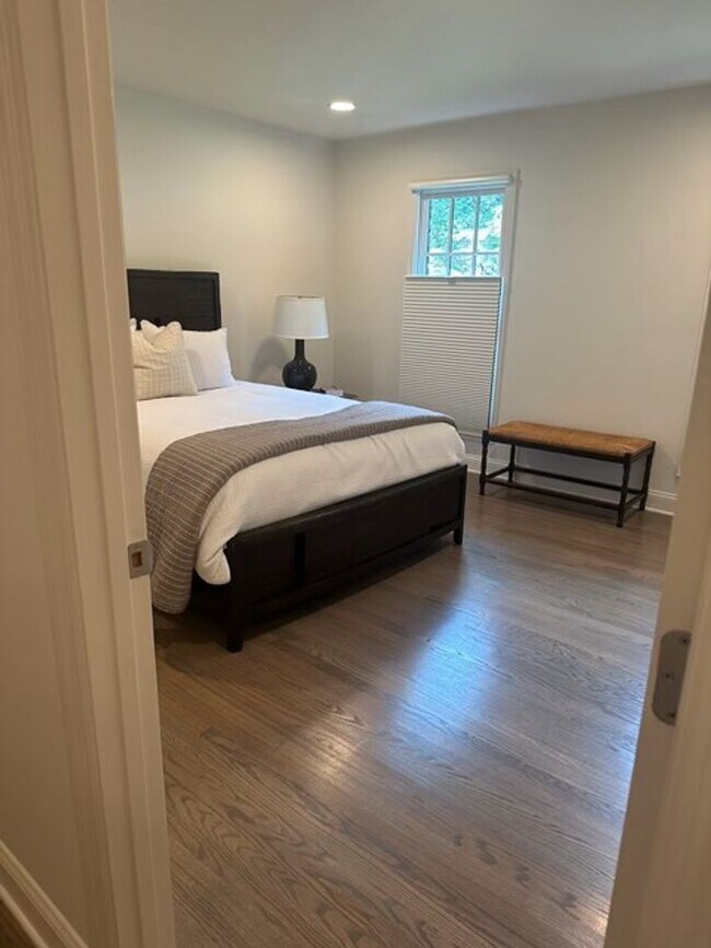 Building Photo - Fully Furnished House in West Hills – Knoxville, TN