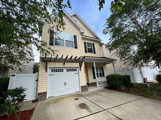 Building Photo - 3 bedroom home in sought after Whitaker Pl...