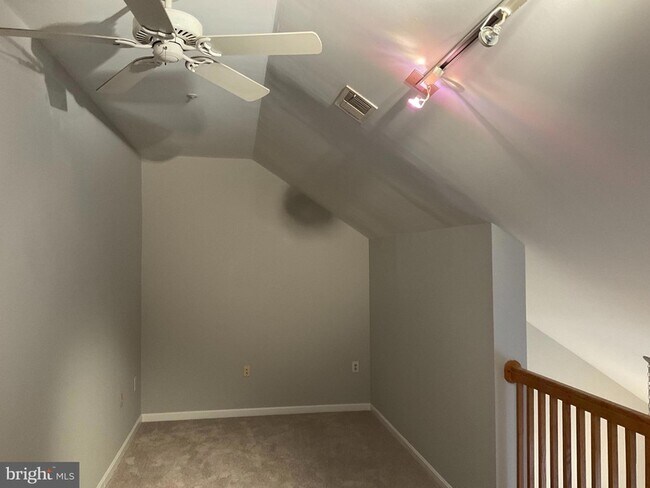 Building Photo - 9808 Lake Point Ct