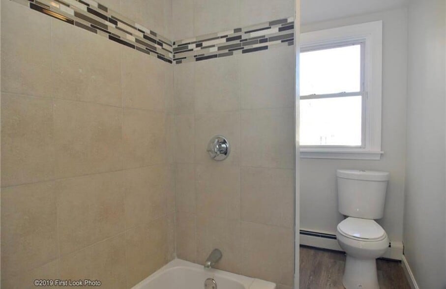 Building Photo - 179 Valley St