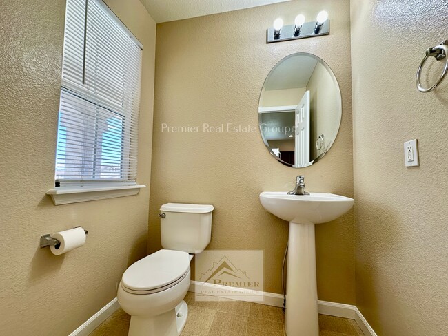 Building Photo - 8486 Meadowcrest Dr