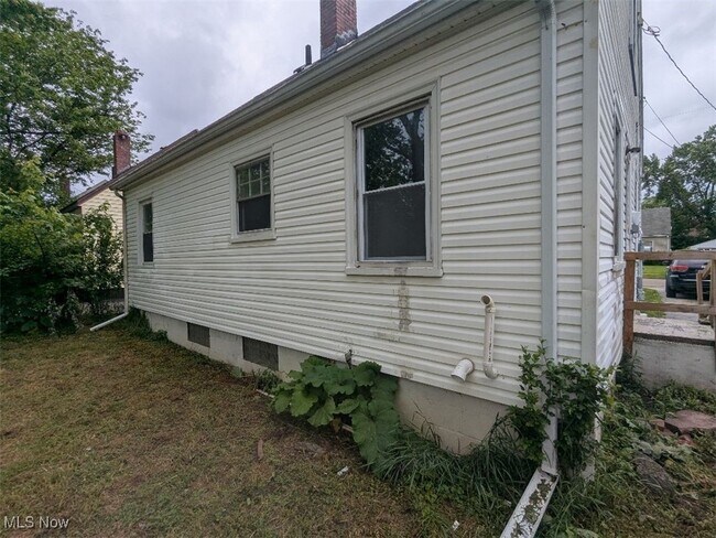 Building Photo - 859 E Avondale Ave
