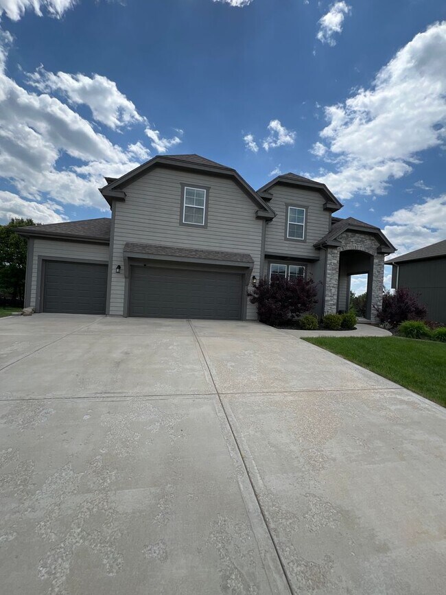 Building Photo - LOOK AT THIS GEM!  Schedule A Tour Today!!  Don't miss out on the Spring Special that was just ad...