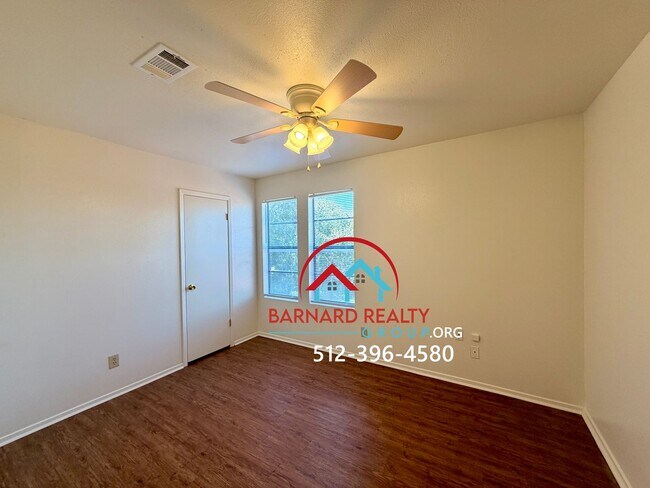 Building Photo - Available Now: 2 bed/1 bath duplex with car port
