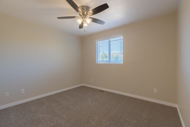 Building Photo - Darling home in desirable Little Valley with a PRIVATE POOL!