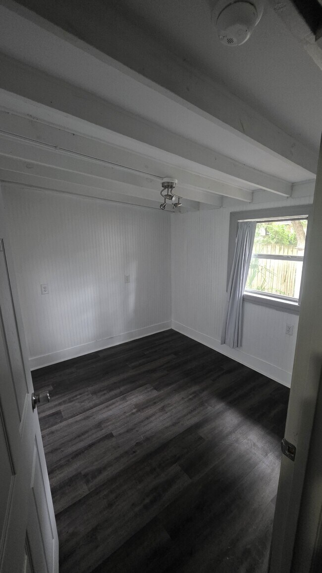 Building Photo - 5226 Ashcroft Ave