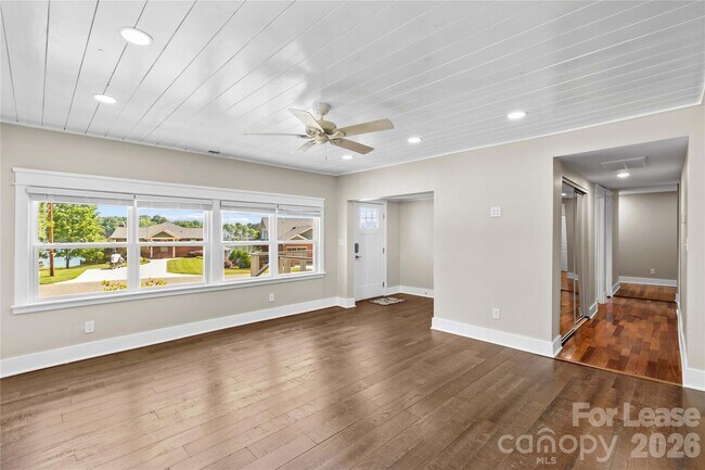 Building Photo - 182 Commodore Loop