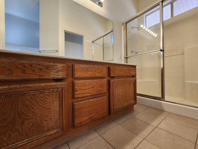 Building Photo - Lovely Single Story Home