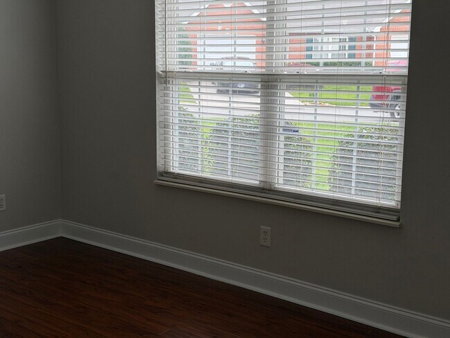 Building Photo - Knoxville 37918 - 2 bedroom, 2 bath Condo with attached 1-car garage - Contact Sharon Arnwine (86...