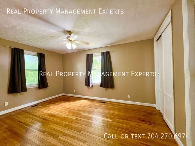 Building Photo - 1105 Balthis Dr