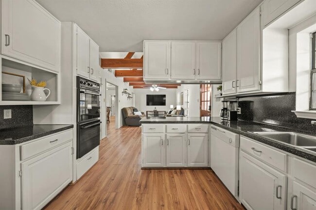 Building Photo - 6903 Lewis Ln