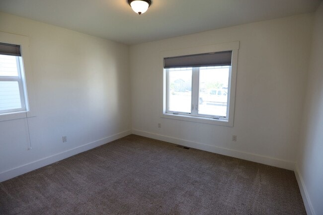 Building Photo - 1327 Silverton Dr