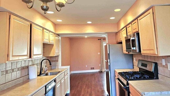 Building Photo - 37 Anderson Ct