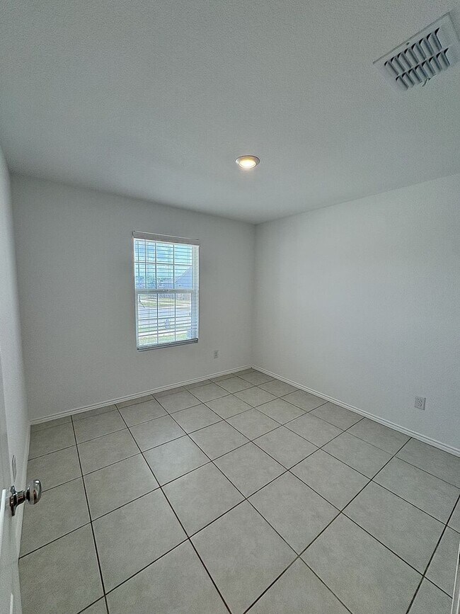 Building Photo - Modern Comfort Meets Prime Location – Single-Story Living at Its Best!