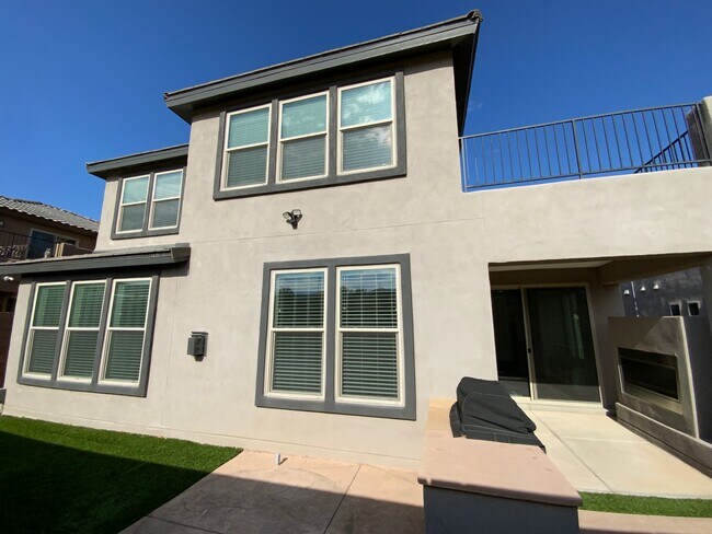 Building Photo - 5 Bedroom Luxury Home Available Near Louis...