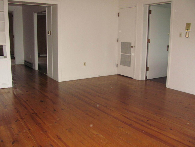 Primary Photo - 207 Diamond Blvd