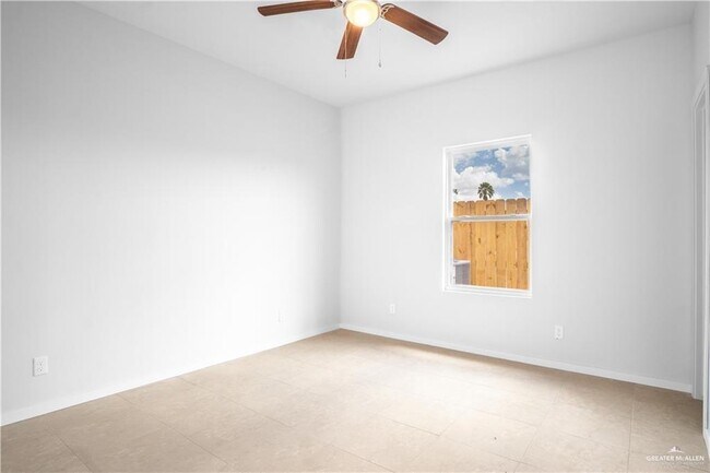 Building Photo - 409 N Onyx Ave