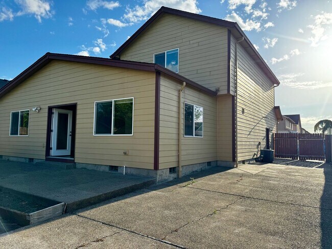 Building Photo - Spacious 3-4 Bedroom Home with Low Mainten...