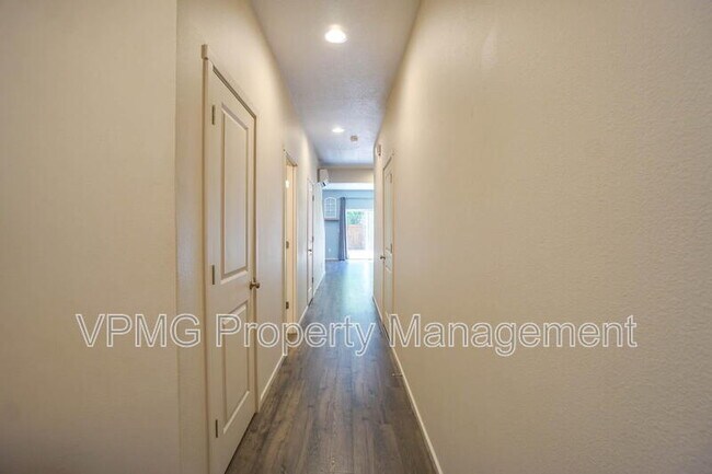 Building Photo - 2116 NE 115th Ct