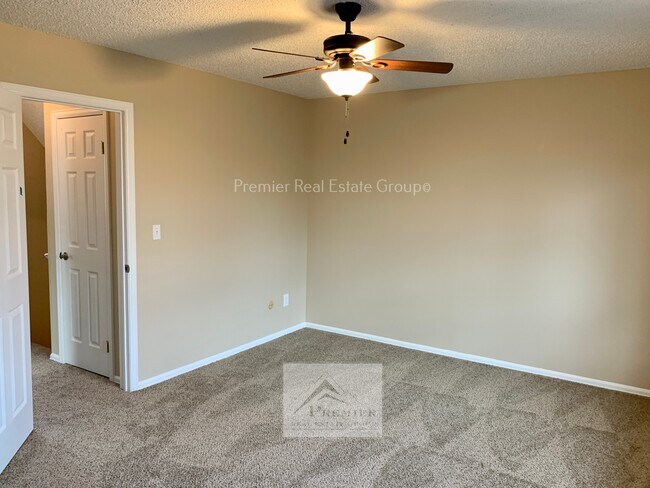 Building Photo - 1122 Delaware Dr