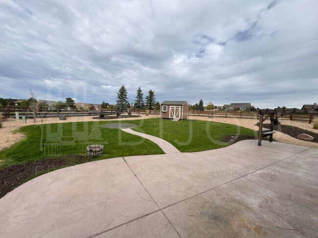 Building Photo - Large Well-Maintained Peyton Home