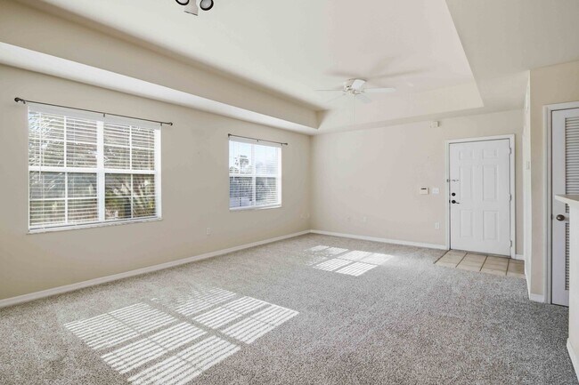 Building Photo - Spacious 2/2 unit available now for annual lease
