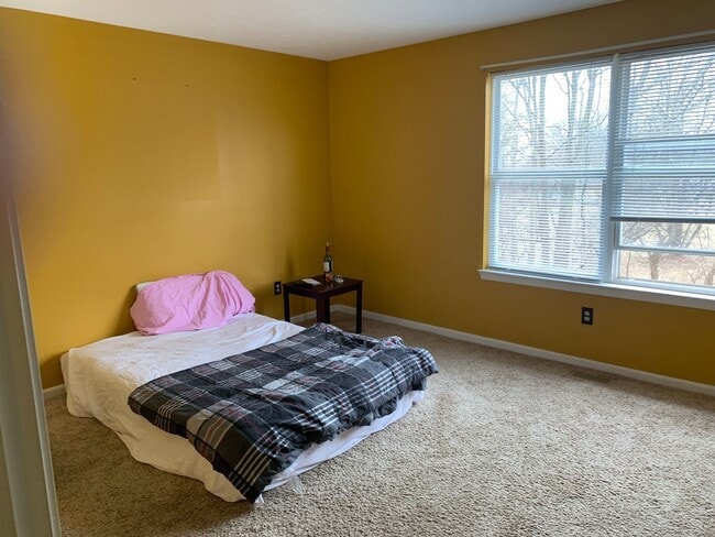 Building Photo - 3 Bedroom 3 Bath House with 2 Car Garage