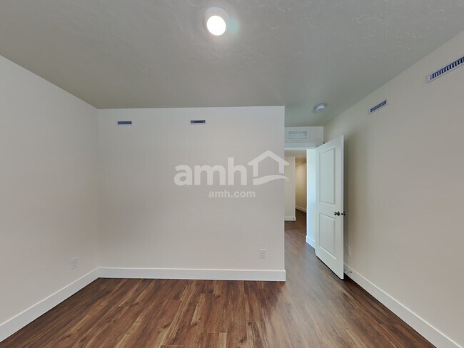 Building Photo - 1423 N Barkvine Ave