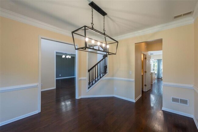 Building Photo - 2433 Gablewood Dr NE