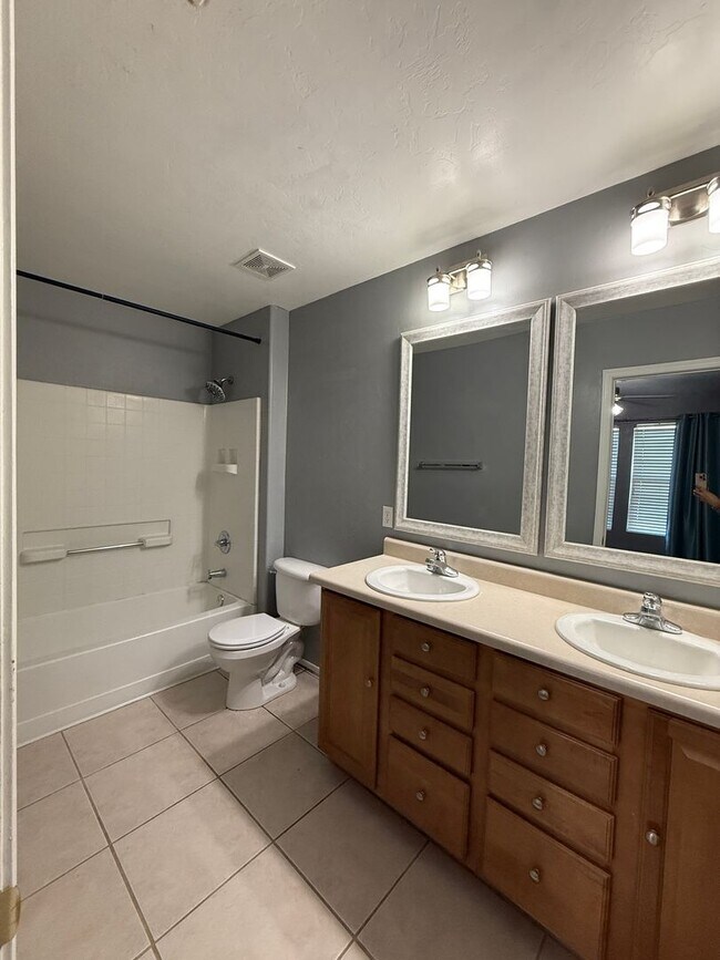 Building Photo - Beautiful 3-bed, 2-bath corner lot home in the desirable Riverhaven Community