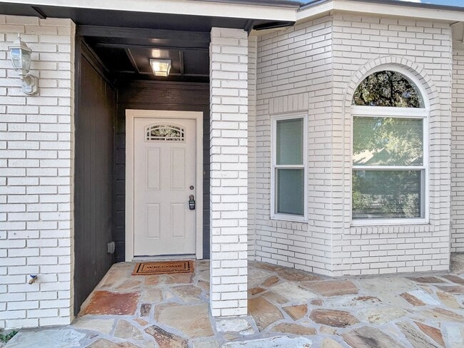 Building Photo - Updated Gem Near Thousand Oaks