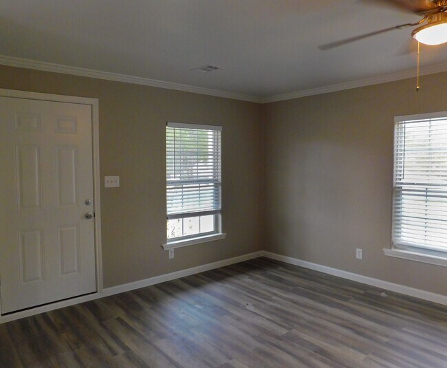 Building Photo - 107 Varsity Dr